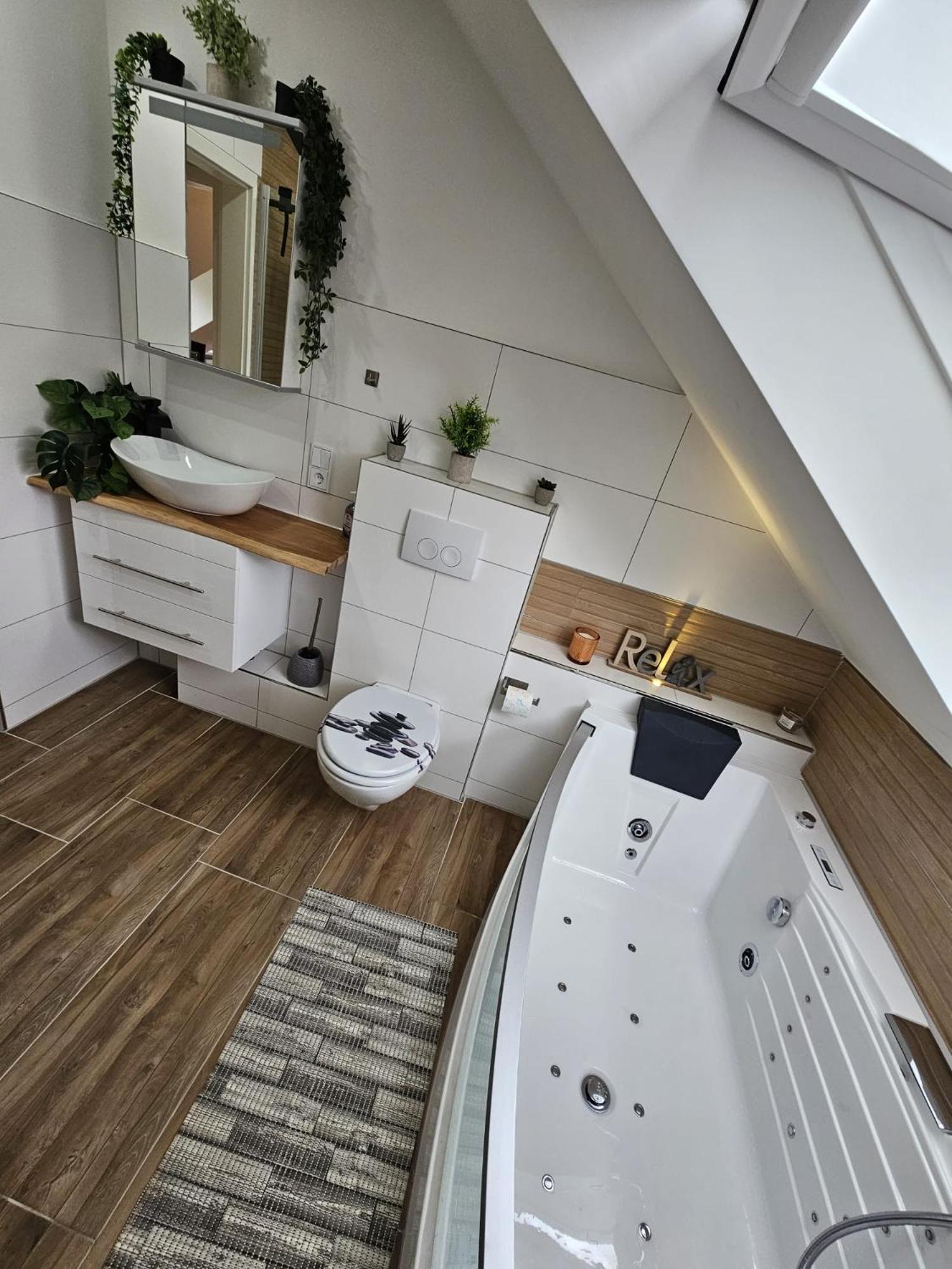 Tautraum Suite Mit Whirlpool Und Gruenem Ausblick Wilhelmshaven Bagian luar foto