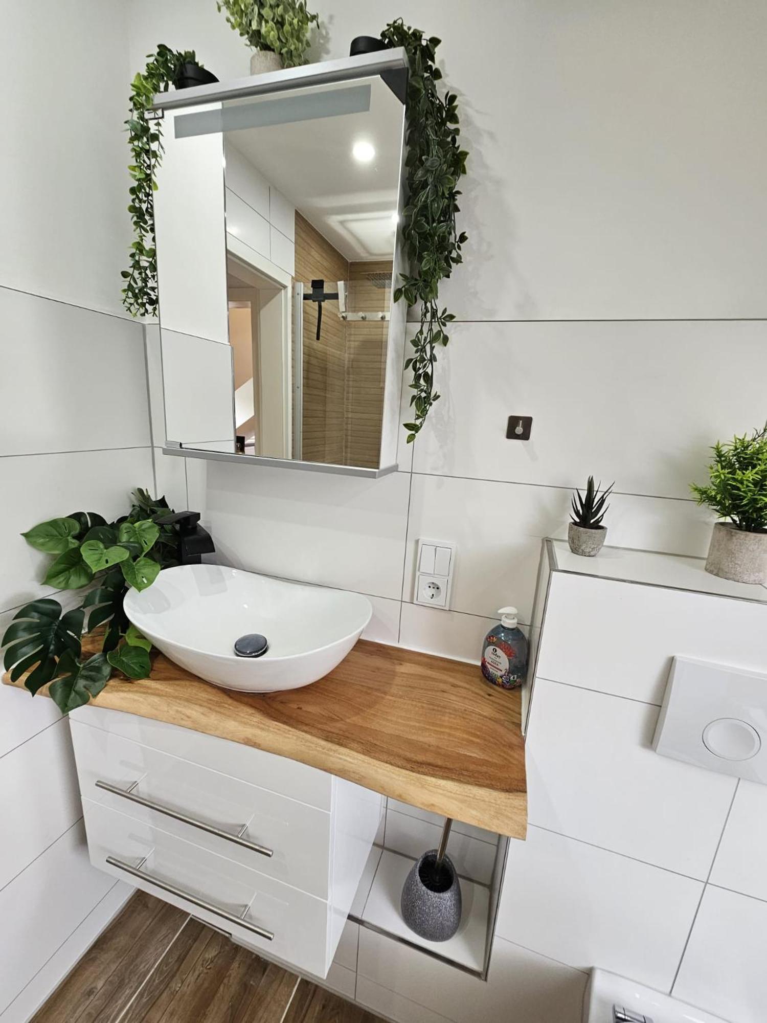 Tautraum Suite Mit Whirlpool Und Gruenem Ausblick Wilhelmshaven Bagian luar foto