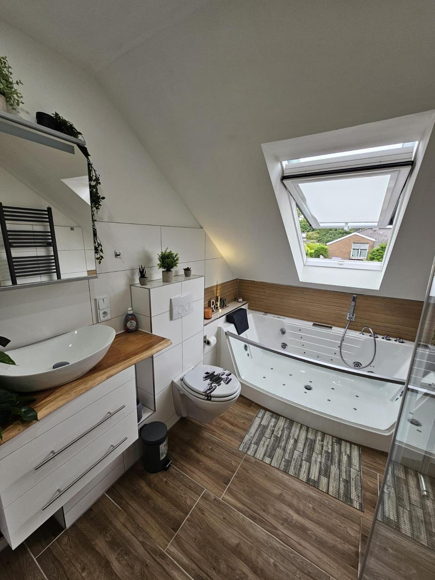 Tautraum Suite Mit Whirlpool Und Gruenem Ausblick Wilhelmshaven Bagian luar foto